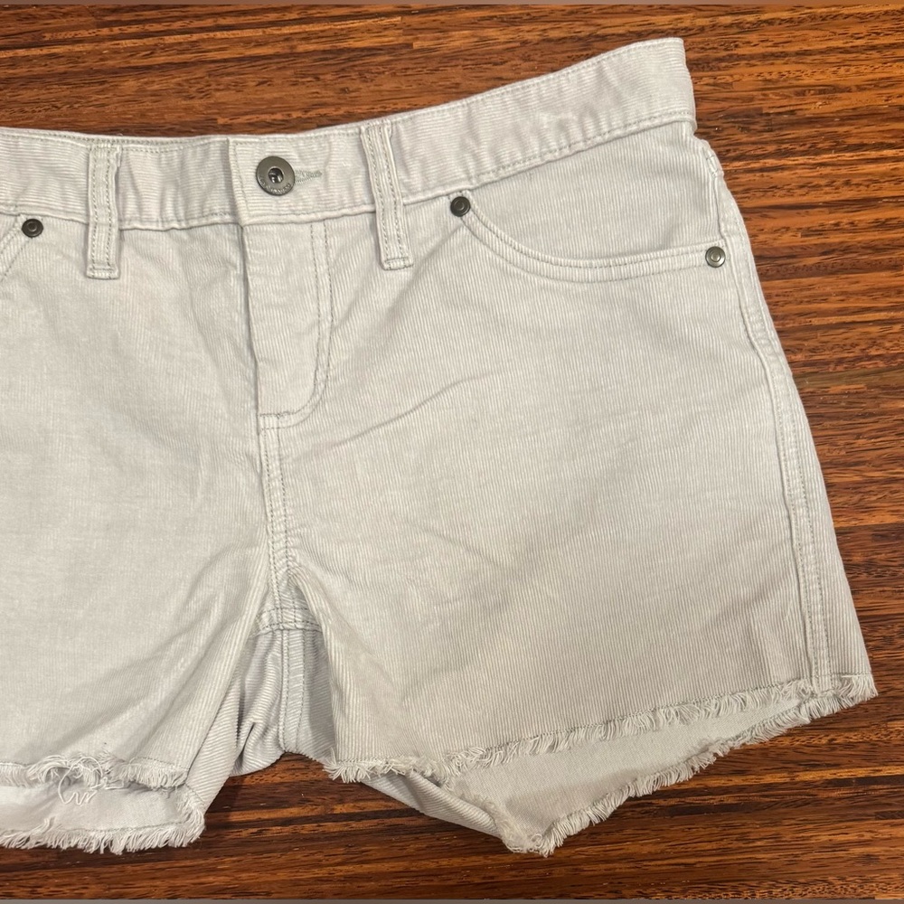 Carve Designs light gray corduroy Oahu shorts size 4 with 4” inseam VGUC